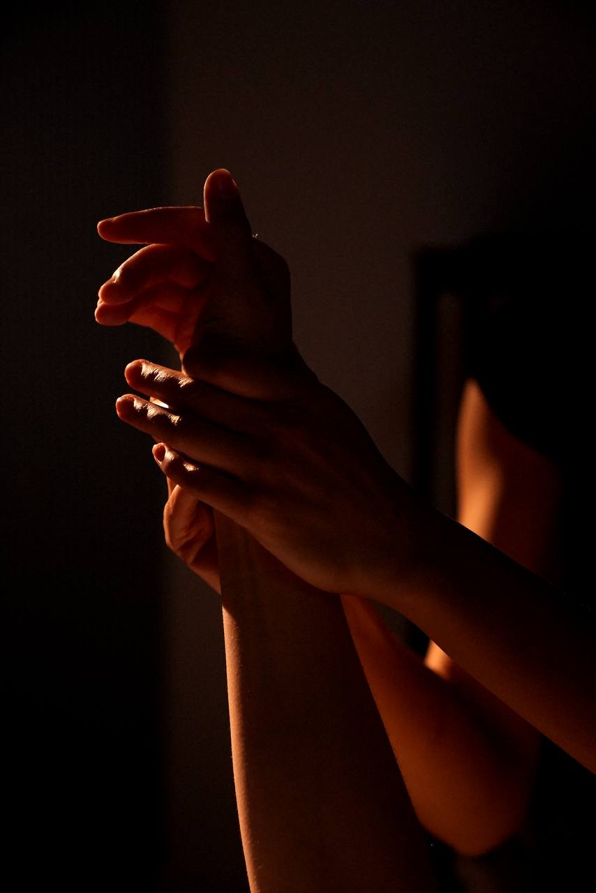 Daroma Wellness — Warm lamplight on oiled hands mid-session